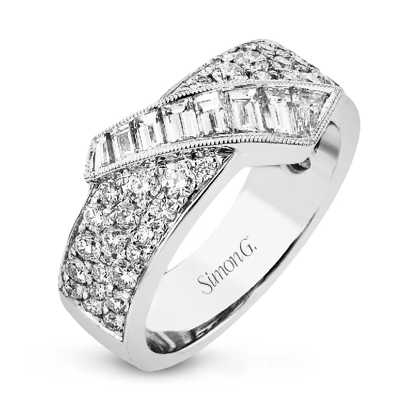 men's wedding bands for special occasions -Fashion Ring in 18k Gold With Diamonds