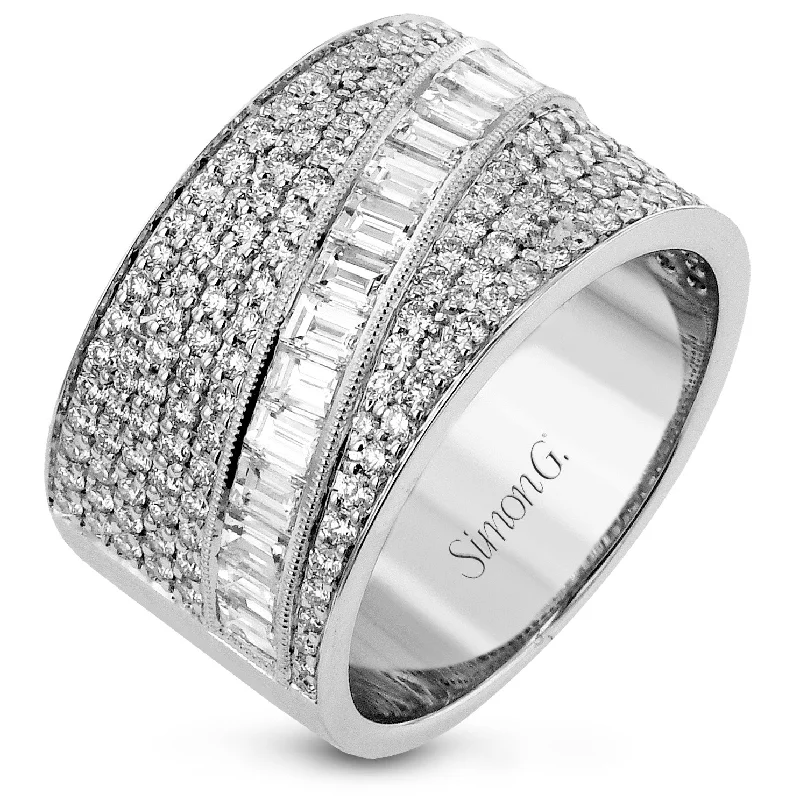 custom-designed diamond wedding bands -Fashion Ring in 18k Gold with Diamonds